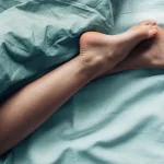 5 Tips Mengatasi Kaki Terasa Panas di Malam Hari