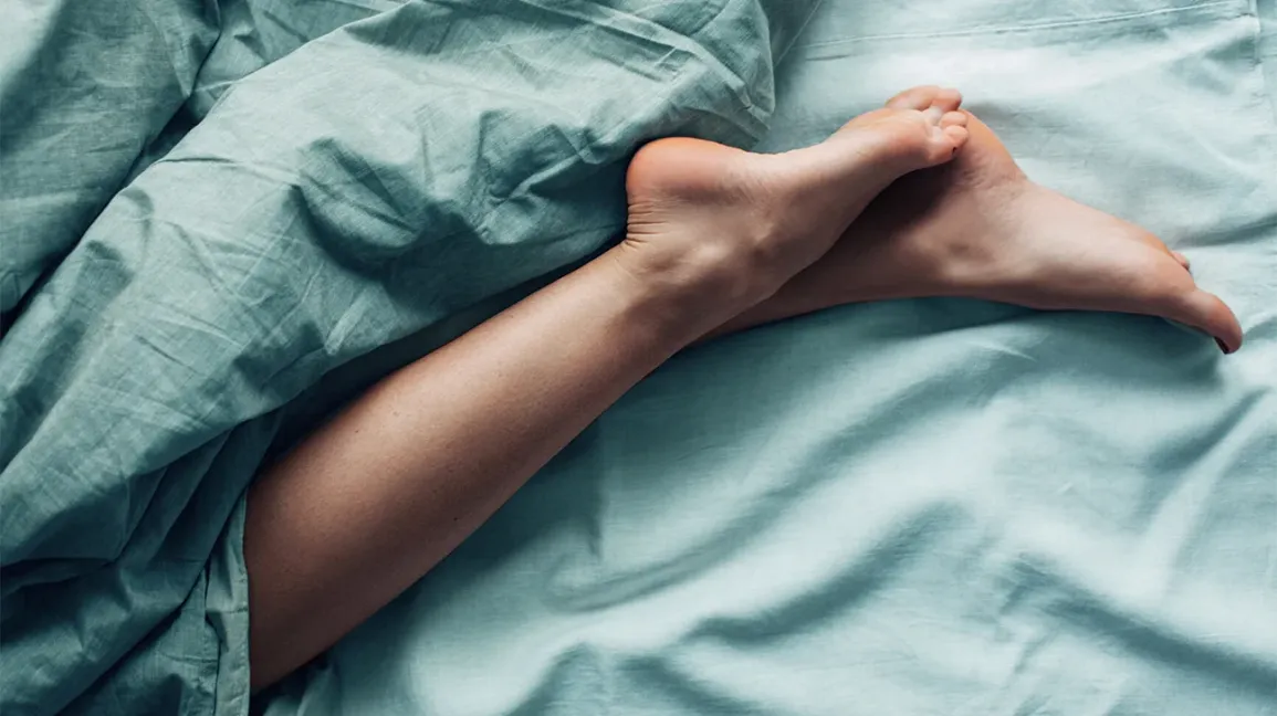 5 Tips Mengatasi Kaki Terasa Panas di Malam Hari