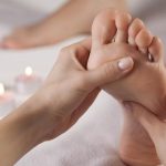 5 Tips Memijat Kaki yang Benar agar Lebih Rileks dan Sehat