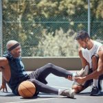 7 Tips Bermain Basket atau Futsal Tanpa Takut Cedera Lutut
