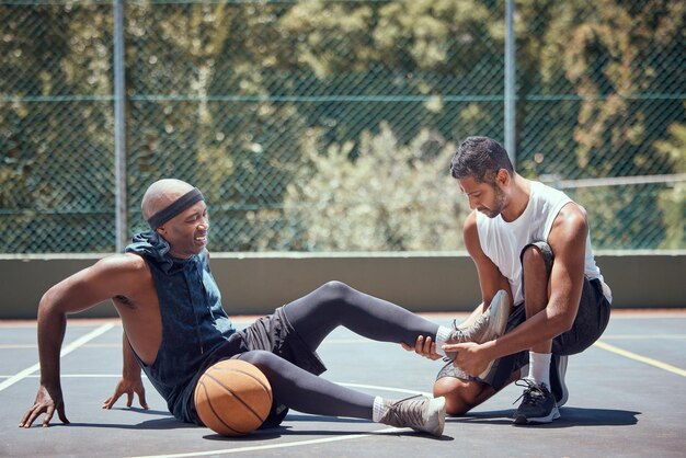 7 Tips Bermain Basket atau Futsal Tanpa Takut Cedera Lutut