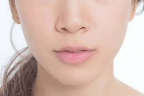 7 Tips Menjaga Bibir Tetap Segar Saat Bangun Tidur