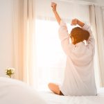 7 Gerakan Ringan Saat Bangun Tidur Buat Leher Lebih Siap
