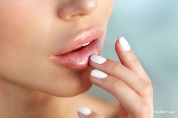 7 Cara Menghidrasi Bibir dari Dalam Tubuh