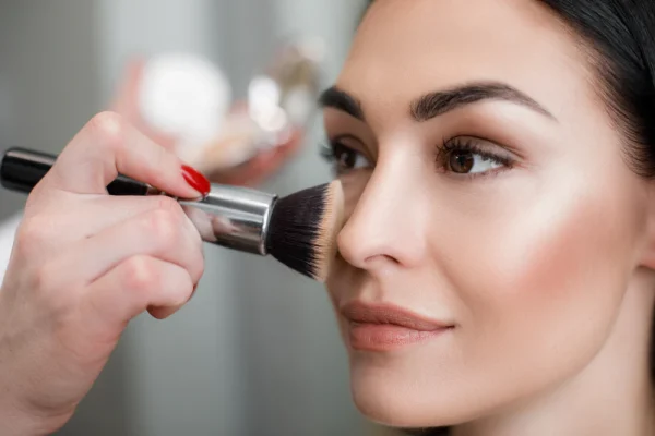 5 Tips Makeup yang Aman untuk Kulit Dagu Sensitif